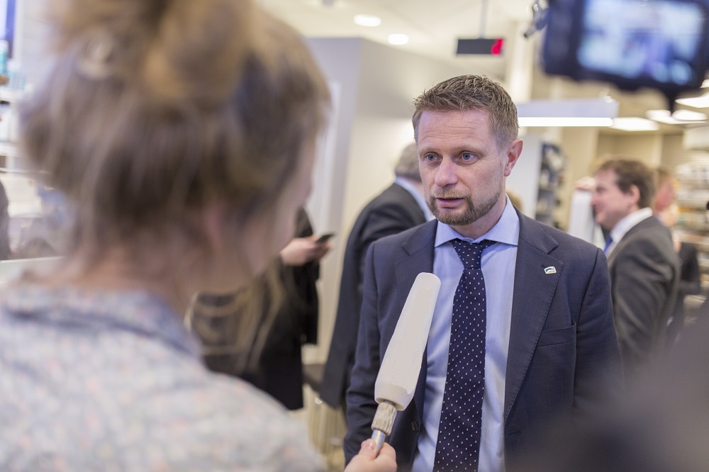 Det ikke slik at det er flere eller mer alvorlige avvik selv om det etableres flere apotek, skriver helseminister Bent Høie. 